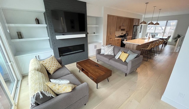 Modern Innercity 2BR House with AC/garage near Stampede/Saddledome/BMO/MNP