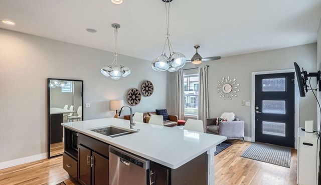 Modern Jefferson Park Duplex! Minutes to Downtown, Aquarium, Lohi and Highlands