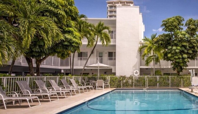 Modern Junior Suite with Pool Near North Beach Miami
