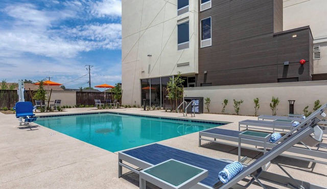 Modern King Balcony Stay Near Phoenix Zoo | Stylish Space | Outdoor Pool