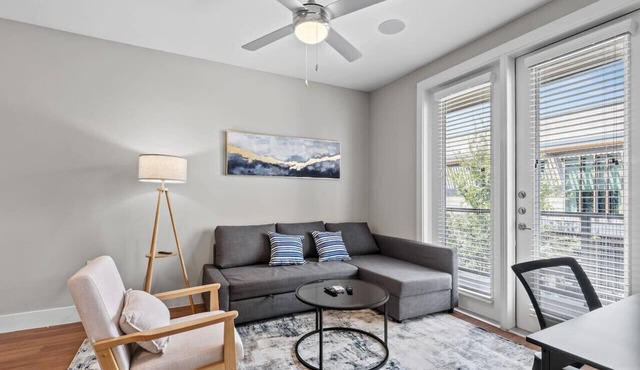 Modern King Bed | Pool+Gym+Free Parking+Stockyards