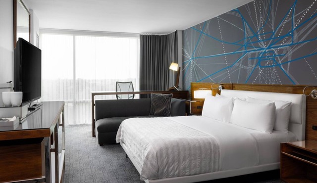 Modern King Bed Suite with Living Area Close to Major Attractions in Atlanta