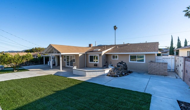 Modern King Beds/Beautiful Large yards/Long Stay/WI-FI/WFH/25 mins to Beach/FWY