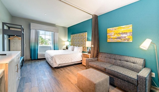 Modern King Hotel Suite