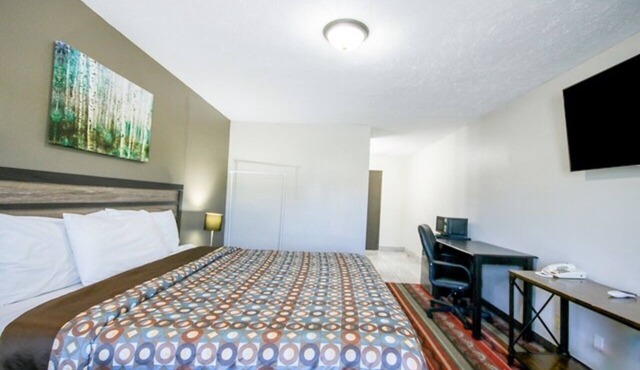Modern King near Loess Hills Trailhead | 1 Mile to Historic Glenwood Downtown
