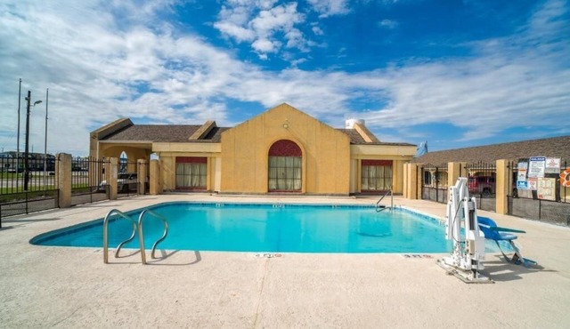 Modern King Room Near Aquarium + Free Parking, Pets Allowed