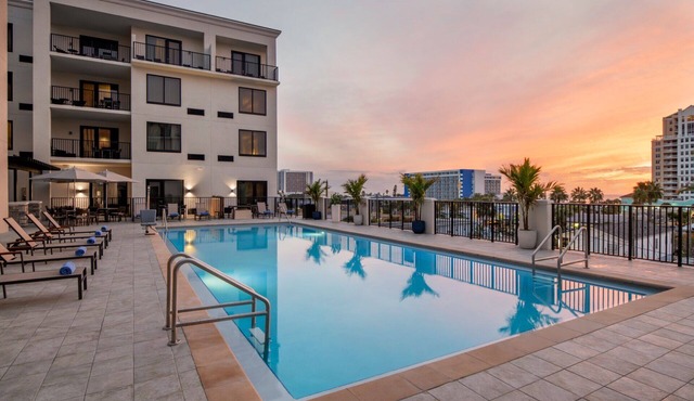 Modern King Room with Sofa Bed Close to Beach Attractions, Outdoor Pool
