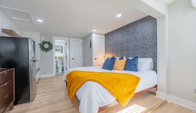 Modern King Studio ~ Peaceful Setting
