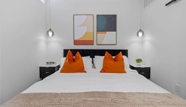 Modern King Suite Downtown Austin + Wi-Fi NEW