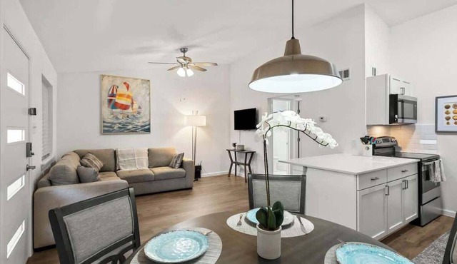 Modern King Suite - Easy Checkin