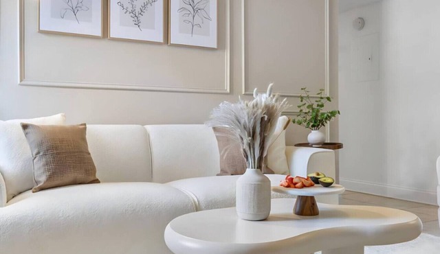 Modern King Suite Near Bayshore + Pool & Gym