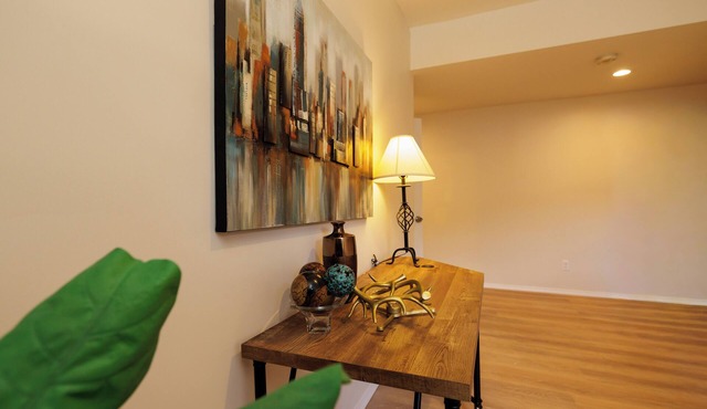 Modern Kitchen 3BR BSMT Priv back Entry Near Lake