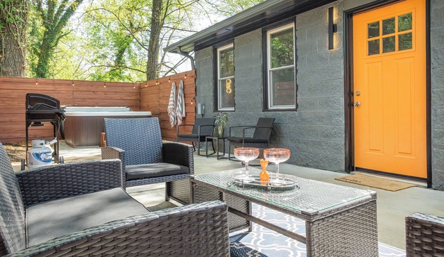 Modern Knox Guesthouse - Hot Tub/Pet Friendly/Private Patio/Grill