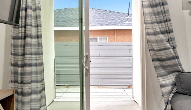 Modern LA home near Montebello City Park w/parking