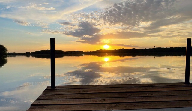 Modern Lake Cabin Getaway, Hidden in the Heart of City Convenience.