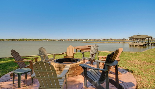 Modern Lake Conroe House w/Lakefront Park & Deck!