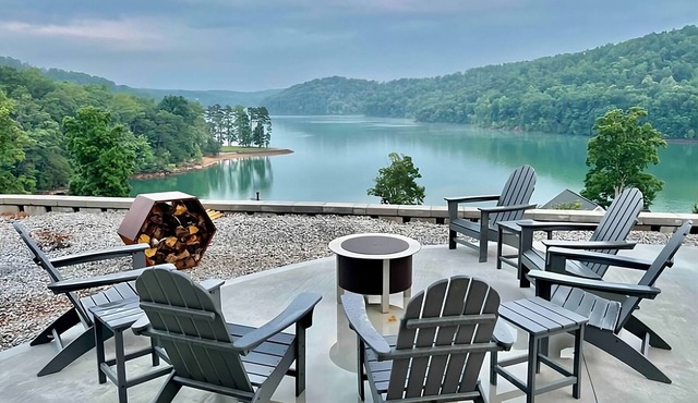 Modern Lake Cottage - Amazing Views - 6 Bed/6 Bath - Boat Launch