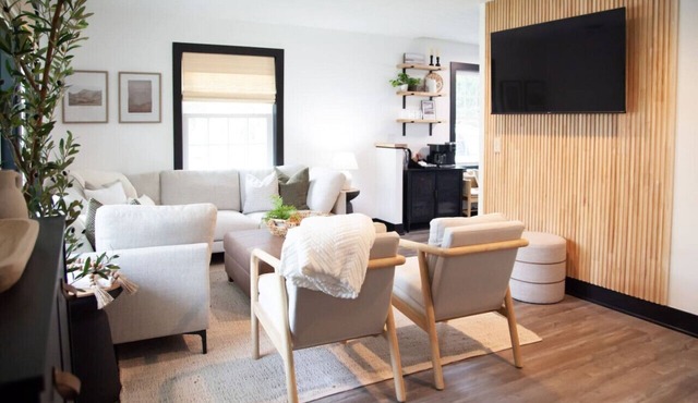 Modern Lake Erie Cottage w/Hot Tub Near Wineries