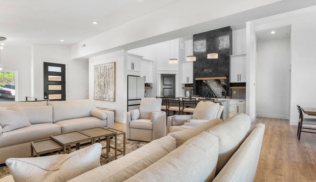 Modern Lake Escape: Pool, Spa, Dock, Game Room, Mini Golf, Sleeps 29!