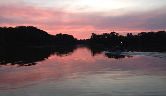 Modern Lake Front 2 Bedroom Cottage On The Main Channel, Boat And Jetski Mournin