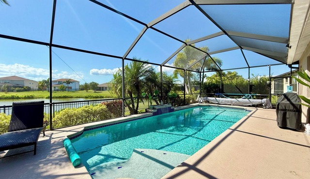 MODERN LAKE FRONT HOUSE–HUGE POOL/LANAI–BBQ-NEAR BEACH/LAKE/PARK/CAFE/RESTAURANT