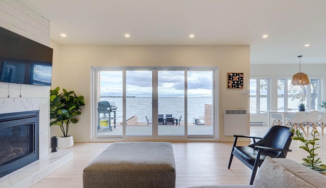 Modern Lake House with Spa on Champlain Lake, Venise-en-Québec