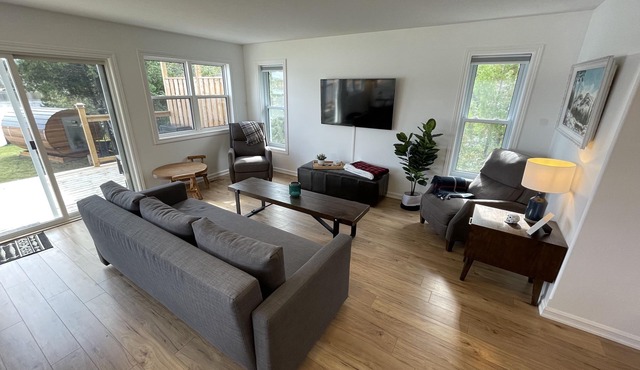 Modern lake house 20 minutes from the city.