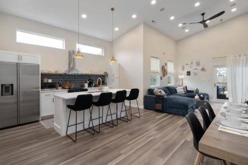 Modern Lake House 3 Blocks from the Lake!