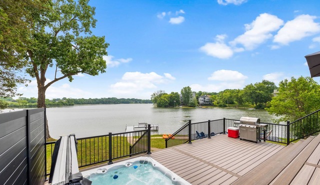 MODERN LAKE HOUSE - HOT TUB - FISHING - KAYAKING - TRANQUILITY - BOOK TODAY!!