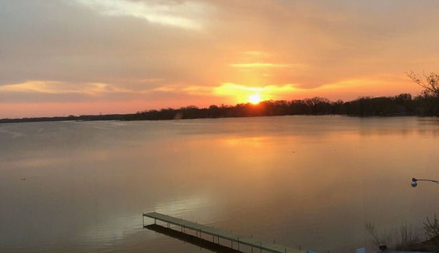 Modern Lake House: Sandy Floor, Beautiful Views