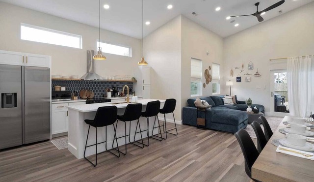 Modern Lake House 3 Blocks from the Lake!