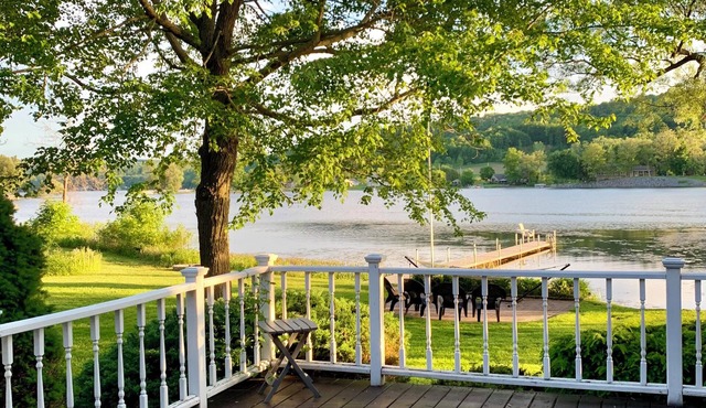 Modern lake house w/private lakefront, fire pit, kayaks, amenities, massive deck