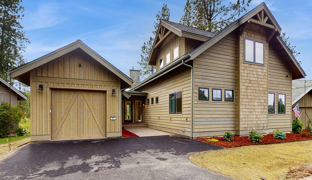 Modern lake house w/wetland view - walk to lake & beach
