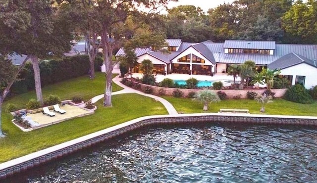 Modern Lake Mansion - CasaPalmaTX, 6 en suite baths, click "see all" for details