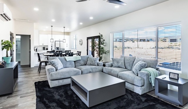 Modern Lake Powell Home - Hot Tub - 2 King Masters - Free EV Charger