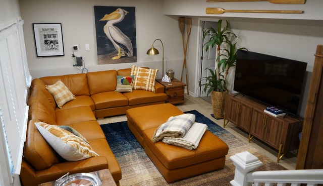 Modern Lake Side Retreat Big Drive Way Cozy Feel Pet Friendly