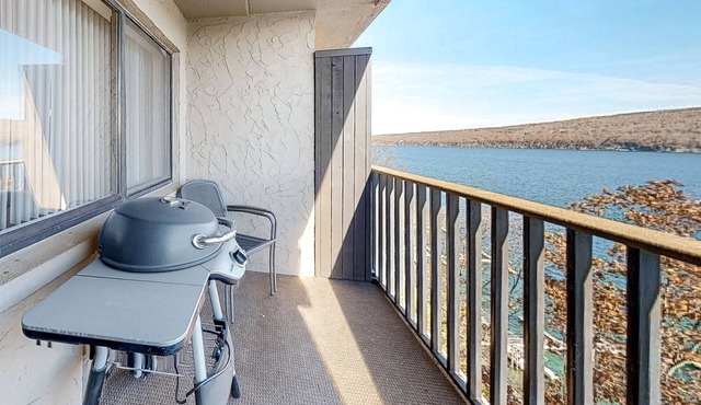 Modern lake-view condo near skiing with balcony, fireplace, W/D & full kitchen