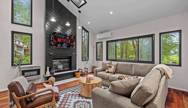 Modern Lake View | Firepit, Hot Tub, Lake Views!