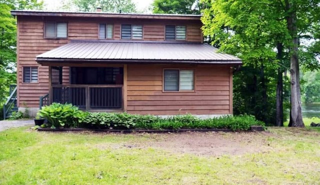 Modern Lakefront Family Cottage + BBQ & Games