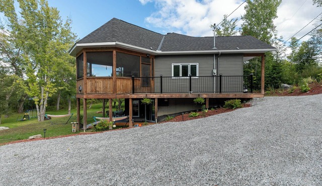 Modern Lakefront Chalet with Games Room, Gym, Wrap Around Balcony & Scenic Views