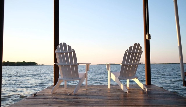Modern Lakefront Cottage on Open Water with Stunning Sunsets on Cedar Creek Lake