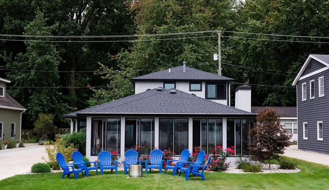 Modern Lakefront Gun Lake Cottage Near Bay Pointe Inn