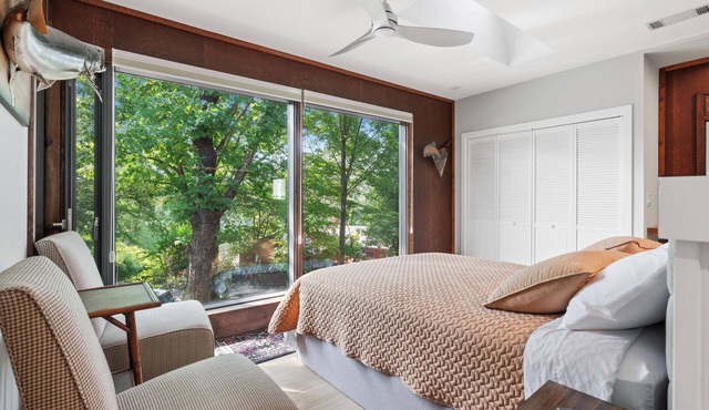 Modern & Lakefront Haven in Gainesville ~Luxury Queen Bed Studio