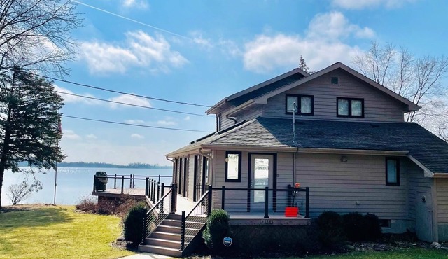 Modern lakefront house, spectacular views and recreation equipment!