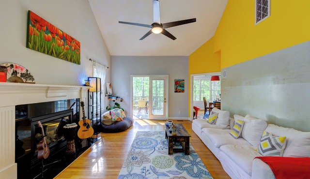 Modern lakefront home - free paddleboards, sauna
