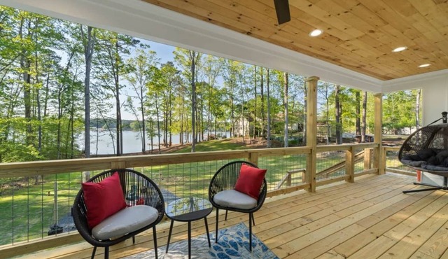 Modern Lakefront on Sinclair: 2 Kings, Private Putting Green, Kayaks & Game Room