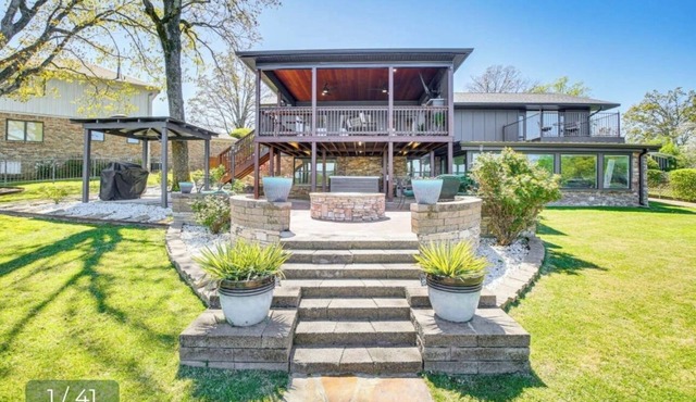 Modern Lakefront Propertyn