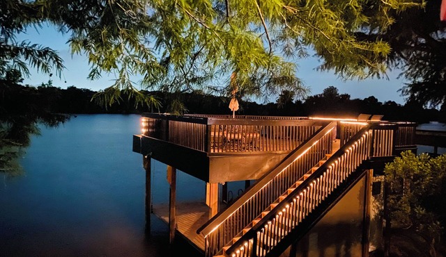 Modern Lakefront Treehouse with Pedal boat, 2 Kayaks, Sun Deck and Arcade
