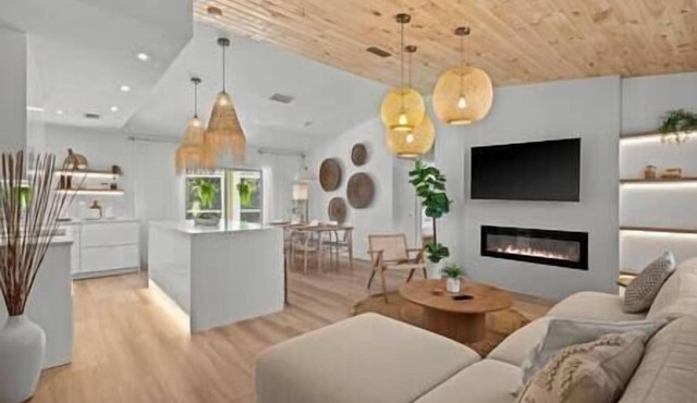 Modern Lakefront Villa, Great Pool, Near Beach!