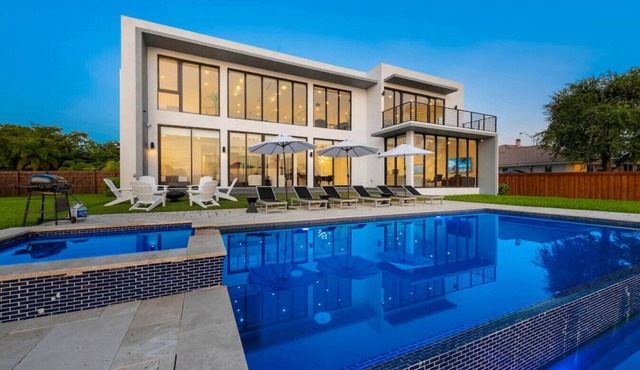 Modern Lakefront Villa w/Pool, Jacuzzi and Gym